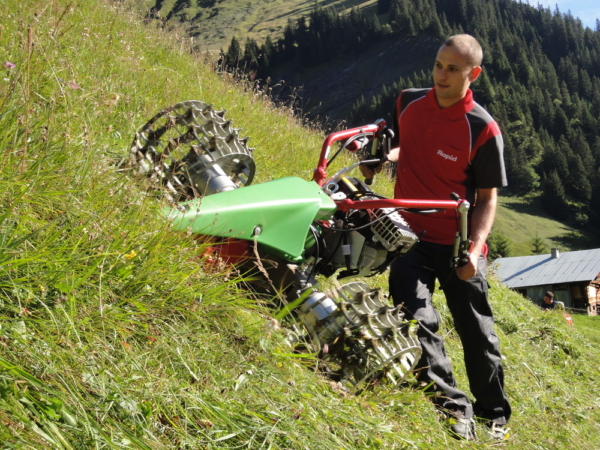 rapid-rex-maehen-im-steilhang