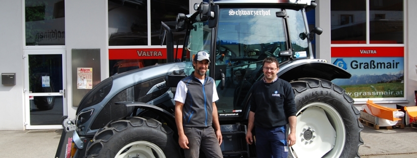 Übergabefoto Traktor Valtra