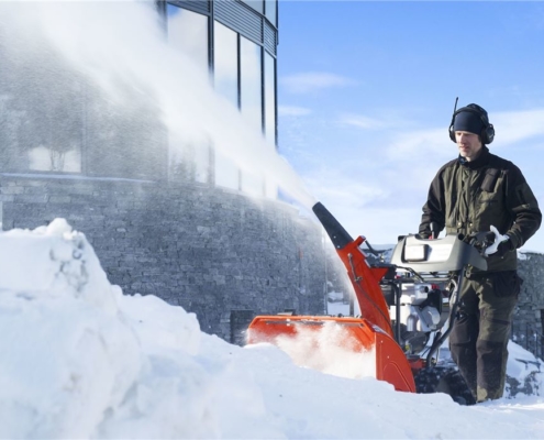 Schneeräumung mit der Husqvarna Schneefräse