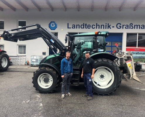 grüner Valtra Traktor vor dem Graßmair Gebäude